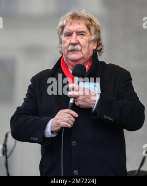 Cracovia, Polonia. 06th Jan, 2023. L'artista di Cracovia Jan Wojdak (Wawele band) canta i canti natalizi nella piazza del mercato. Tradizionale processione dei tre Re. Tre processioni passarono attraverso la città per, secondo la tradizione, inchinarsi a Gesù sulla piazza principale del mercato di Cracovia. Credit: SOPA Images Limited/Alamy Live News Foto Stock