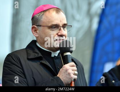 Cracovia, Polonia. 06th Jan, 2023. Padre Robert Chrzaszcz - Vescovo ausiliare parla durante la processione. Tradizionale processione dei tre Re. Tre processioni passarono attraverso la città per, secondo la tradizione, inchinarsi a Gesù sulla piazza principale del mercato di Cracovia. Credit: SOPA Images Limited/Alamy Live News Foto Stock