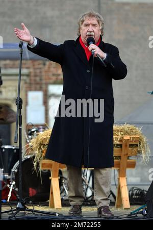 Cracovia, Polonia. 06th Jan, 2023. L'artista di Cracovia Jan Wojdak (Wawele band) canta i canti natalizi nella piazza del mercato. Tradizionale processione dei tre Re. Tre processioni passarono attraverso la città per, secondo la tradizione, inchinarsi a Gesù sulla piazza principale del mercato di Cracovia. Credit: SOPA Images Limited/Alamy Live News Foto Stock