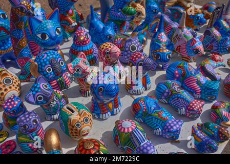 Colorati giocattoli messicani tradizionali e banchi di maialini da Queretaro, nessuna gente Foto Stock