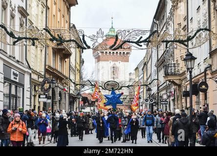 Cracovia, Polonia. 06th Jan, 2023. Processione dei tre Re visti in via Florianska. Tradizionale processione dei tre Re. Tre processioni passarono attraverso la città per, secondo la tradizione, inchinarsi a Gesù sulla piazza principale del mercato di Cracovia. (Foto di Alex Bona/SOPA Images/Sipa USA) Credit: Sipa USA/Alamy Live News Foto Stock