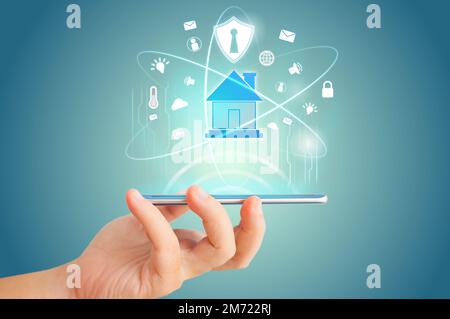 Telecomando per smartphone per un'idea di concetto di tecnologia ologramma per la casa intelligente. Foto Stock