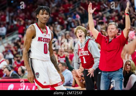 La guardia del North Carolina state Wolfpack Terquavion Smith (0) reagisce durante la partita di pallacanestro del NCAA College tra i Duke Blue Devils e il North Carolina state Wolfpack alla PNC Arena sabato 4 gennaio 2023 a Raleigh, North Carolina. Jacob Kupferman/CSM Foto Stock