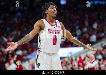 La guardia del North Carolina state Wolfpack Terquavion Smith (0) reagisce durante la partita di pallacanestro del NCAA College tra i Duke Blue Devils e il North Carolina state Wolfpack alla PNC Arena sabato 4 gennaio 2023 a Raleigh, North Carolina. Jacob Kupferman/CSM Foto Stock