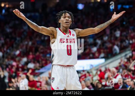 La guardia del North Carolina state Wolfpack Terquavion Smith (0) reagisce durante la partita di pallacanestro del NCAA College tra i Duke Blue Devils e il North Carolina state Wolfpack alla PNC Arena sabato 4 gennaio 2023 a Raleigh, North Carolina. Jacob Kupferman/CSM Foto Stock