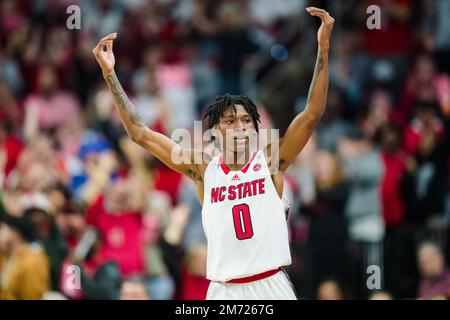 La guardia del North Carolina state Wolfpack Terquavion Smith (0) reagisce durante la partita di pallacanestro del NCAA College tra i Duke Blue Devils e il North Carolina state Wolfpack alla PNC Arena sabato 4 gennaio 2023 a Raleigh, North Carolina. Jacob Kupferman/CSM Foto Stock