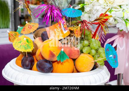Un vaso con deliziosi frutti sul tavolo delle feste. Molti frutti maturi dolci diversi sul tavolo festivo in un vaso di frutta Foto Stock