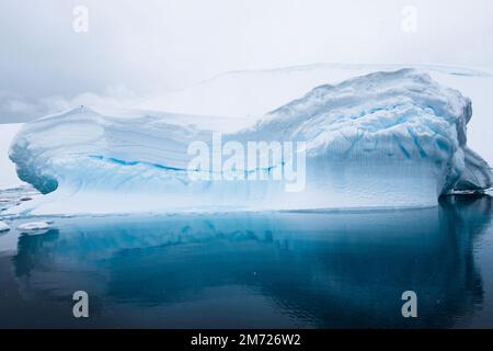 Iceberg con ghiaccio blu ghiacciaio intorno a Enterprise Island in Antartide. Foto Stock