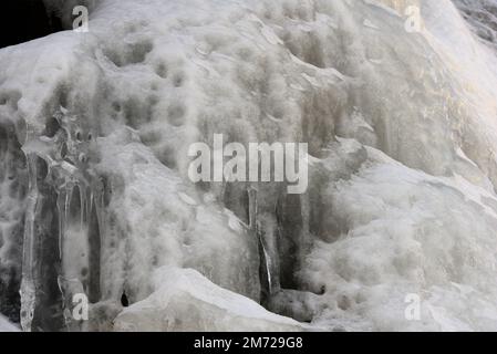 Formazione di ghiaccio intorno ad una piccola caduta d'acqua sul sentiero del Monte Rose Submit. Foto Stock