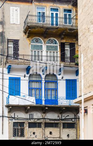 Facciata di un vecchio edificio storico Beirut ad Achrafieh, Libano Foto Stock