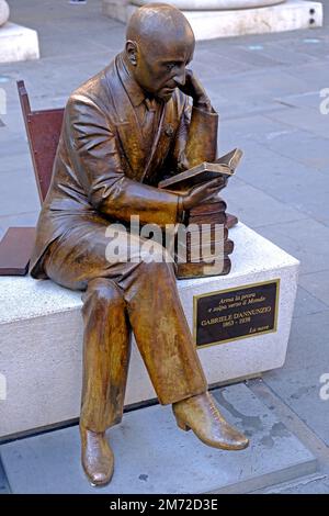 Statua di Gabriele D'Annunzio in Piazza della Borsa a Trieste Foto Stock