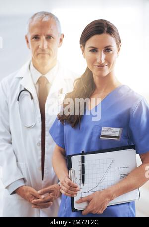 Fiducioso nelle loro capacità di guarigione. Ritratto di due professionisti medici amichevoli. Foto Stock