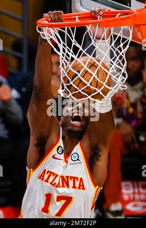 Los Angeles, California, Stati Uniti. 6th Jan, 2023. Gli Atlanta Hawks Forward Onyeka Okongwu (17) si accanono contro i Los Angeles Lakers durante una partita di basket NBA, venerdì 6 gennaio 2023, a Los Angeles. (Credit Image: © Ringo Chiu/ZUMA Press Wire) Credit: ZUMA Press, Inc./Alamy Live News Foto Stock