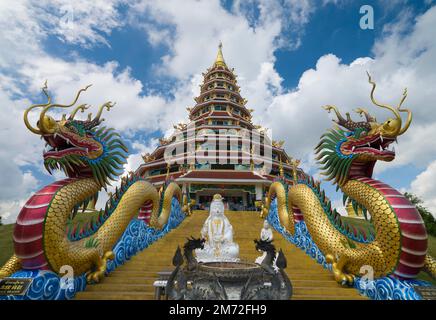 Chiang Rai, Thailandia. Novembre 17, 2022. Wat Huay Pla Kang. Donna thailandese dando segno di gratitudine. Tempio cinese nella provincia di Chiang Rai. Foto Stock