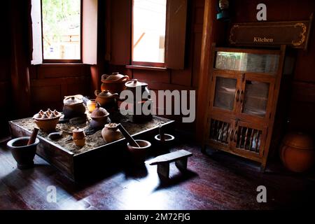 Interno cucina camera di antica casa in legno o antica casa in legno a Khum Khun Phaen giardino parco nel tempio di Wat Khae per i tailandesi viaggiatore straniero Foto Stock