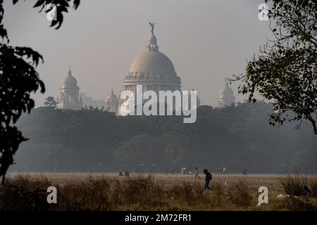 Kolkata, Bengala Occidentale, India. 7th gennaio 2023. Victoria Memorial è visto attraverso fumo pesante. Credit: Matt Hunt / Neato/Alamy Live News Foto Stock