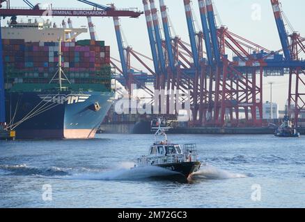 PRODUZIONE - 03 gennaio 2023, Amburgo: Le navi portacontainer vengono caricate e scaricate presso il terminal dei container Burchardkai (l) e il terminal dei container Eurogate (posteriore r) nel porto. Il porto di Amburgo sull'Elba è un porto universale per tutti i tipi di merci e di gran lunga il più importante luogo di movimentazione merci in Germania. Ogni anno, circa 130 milioni di tonnellate di merci di mare passano oltre i bordi del molo attraverso un buon 50 impianti di movimentazione, e circa 290 ormeggi offrono spazio per navi di tutte le dimensioni - da contenitori particolarmente grandi e navi portarinfuse, da petroliere e petroliere chimiche a navi di alimentazione e interne. (a dpa Foto Stock