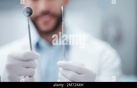 Mani, specchio dentista e escavatore per il controllo del benessere sanitario, chirurgia dentaria o manutenzione annuale dentale. Zoom, uomo e ortodontista con Foto Stock