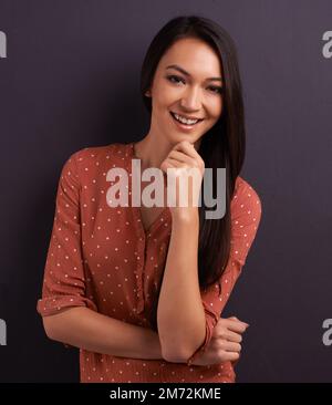 Shes ha ottenuto la vostra attenzione. Una donna piuttosto giovane che guarda la macchina fotografica. Foto Stock