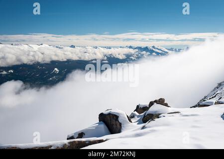 Vista sulle vette innevate dalla cima del monte Whistlers. Jasper National Park. Canada. Foto Stock