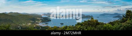 Panorama ad alta risoluzione della città di Sai Kung, del Rocky Harbour, di Port Shelter, del Sai Kung East Country Park e delle dighe di High Island Reservoir, Hong Kong (94Mpx) Foto Stock