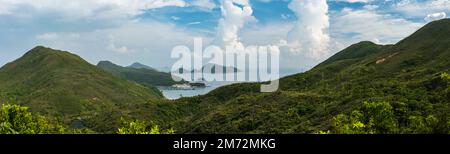Panorama ad alta risoluzione di High Island nel Sai Kung East Country Park, guardando a sud verso il villaggio di Sha Kiu e la sua fattoria di pesci, e Bluff Island, Hong Kong (171Mpx) Foto Stock