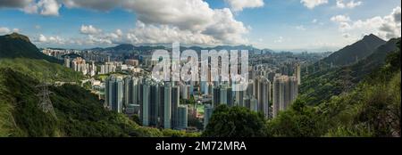 Panorama ad alta risoluzione dello sviluppo ad alta densità di Kowloon, guardando a sud da Sha Tin Pass Road all'Isola di Hong Kong, 2017 (72Mpx) Foto Stock