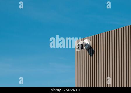 Telecamera di sicurezza CCTV IP moderna montata a parete. Concetto di sicurezza per la casa e il luogo di lavoro Foto Stock