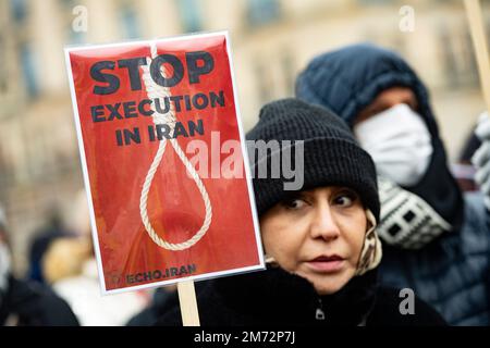 Berlino, Germania. 17th Dec, 2022. Azione di protesta contro il regime iraniano a Berlino il 17 dicembre 2022. Credit: Paul Zinken/dpa/Alamy Live News Foto Stock