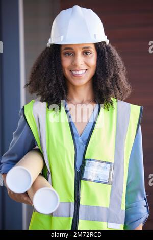 Ritratto, architetto e blueprint con una donna designer nera che indossa un giubbotto riflettente e un elmetto per la costruzione. Costruzione, architettura o sicurezza Foto Stock