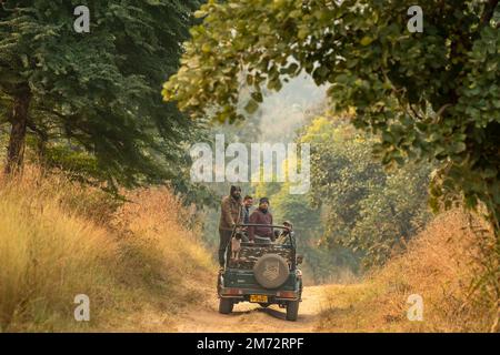 Parco nazionale di panna, madhya pradesh, India - 24 dicembre 2022 - i turisti e i fotografi in veicolo di safari della fauna selvatica o zingari stanno aspettando la tigre Foto Stock