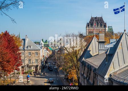 Quebec, Canada - Ottobre 23 2022 : Città Vecchia di Quebec in autunno. Ristorante e negozio di articoli da regalo in Rue Saint-Louis. Bandiera del Quebec. Foto Stock