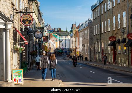 Quebec, Canada - Ottobre 23 2022 : Città Vecchia di Quebec in autunno. Ristorante e negozio di articoli da regalo in Rue Saint-Louis. Foto Stock