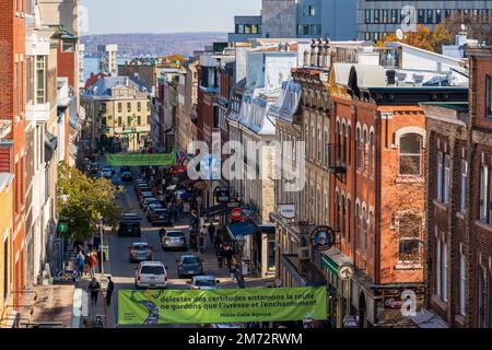 Quebec, Canada - Ottobre 23 2022 : Città Vecchia di Quebec in autunno. Ristorante e negozio di articoli da regalo in Rue Saint-Jean. Foto Stock