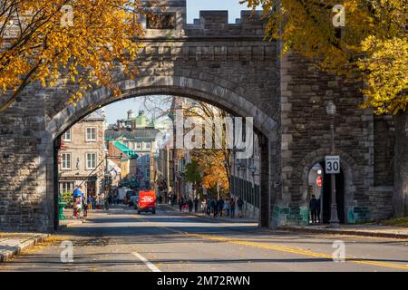 Quebec, Canada - 23 2022 ottobre : Quebec City Old Town St Louis Gate. Foglia di acero rosso durante il fogliame autunnale. Foto Stock