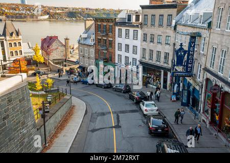 Quebec, Canada - Ottobre 23 2022 : Città Vecchia di Quebec in autunno. Ristorante e negozio di articoli da regalo sulla Cote de la Montagne. Foto Stock