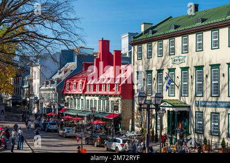 Quebec, Canada - Ottobre 23 2022 : Città Vecchia di Quebec in autunno. Ristorante e negozio di articoli da regalo in Rue Sainte-Anne. Foto Stock