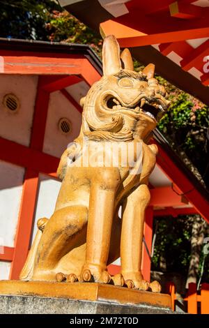 Kobe Giappone Dic 6th 2022: La statua di pietra Komainu nel Santuario di Ikuta. È una creatura simile a leone che custodisce il santuario di Ebisu. Foto Stock