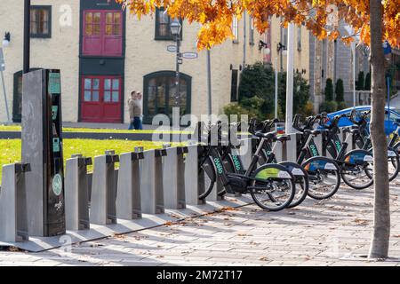 Quebec, Canada - Ottobre 23 2022 : RTC aVelo bike station, Quebec City e-bike sharing system. Foto Stock