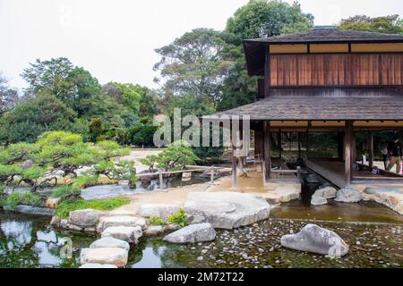 Okayama Giappone 5th dicembre 2022: La vista di Korakuen, un giardino giapponese situato nella Prefettura di Okayama. E' uno dei tre grandi Giardini del Giappone Foto Stock