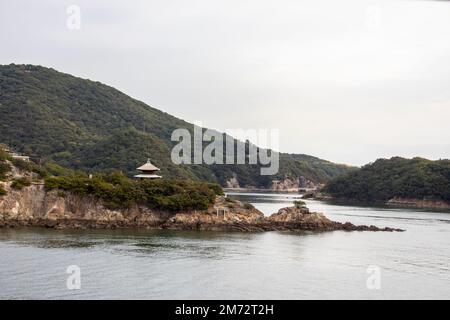 Fukuyama Giappone 5th Dic 2022: Il traghetto della città di Fukuyama da Tomonoura all'isola di Sensuijima. Questo traghetto comunale è modellato sulla Iroha-maru. Foto Stock