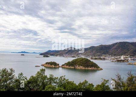 La vista degli isalndi e del mare interno di Seto dall'isola di Sensuijima, Tomonoura, Fukuyama, Prefettura di Hiroshima, Giappone. Foto Stock