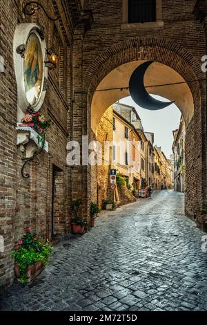 L'interno di porta Marina, di origine medievale, precedentemente chiamata porta del Mare. A sinistra un altare con un affresco raffigurante la Madonna. Marche Foto Stock