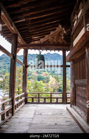 Hiroshima Giappone 3rd Dic 2022: Campana di bronzo del tempio di Senjokaku ('padiglione di 1000 stuoie', Santuario di Toyokuni). E' la struttura piu' grande dell'isola. Foto Stock