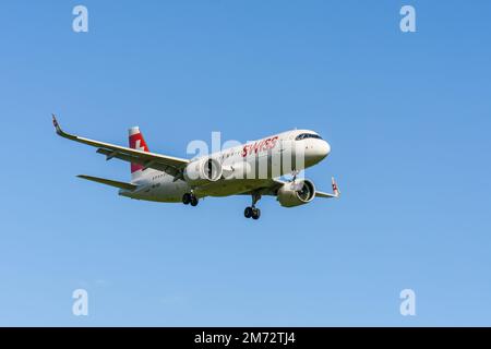 Aereo passeggeri Airbus A320-271N di Swiss International Air Lines in avvicinamento all'aeroporto di Zurigo Foto Stock