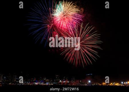 Una vista panoramica dello spettacolo di fuochi d'artificio del 4th luglio 2022 di notte a San Diego, California Foto Stock