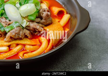 Tteokbokki, torta di riso fritta: Barra di torta di riso tagliata (garaetteok) o bastoncini di torta di riso sottili (Tteokbokitteok) fritti in una salsa piccante gochujang Foto Stock