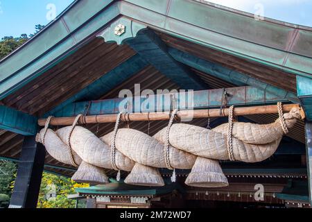 Shimane Giappone 2nd Dic 2022: Il Kaguraden con grande shimenawa nel santuario Izumo-taisha a Izumo. Uno dei santuari Shintoisti più antichi e importanti Foto Stock