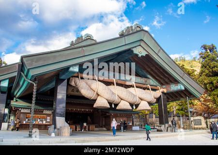 Shimane Giappone 2nd Dic 2022: Il Kaguraden con grande shimenawa nel santuario Izumo-taisha a Izumo. Uno dei santuari Shintoisti più antichi e importanti Foto Stock