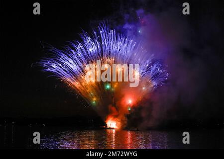 Spettacolo di fuochi d'artificio la vigilia di Capodanno a Paynesville, Victoria, Australia. Foto Stock